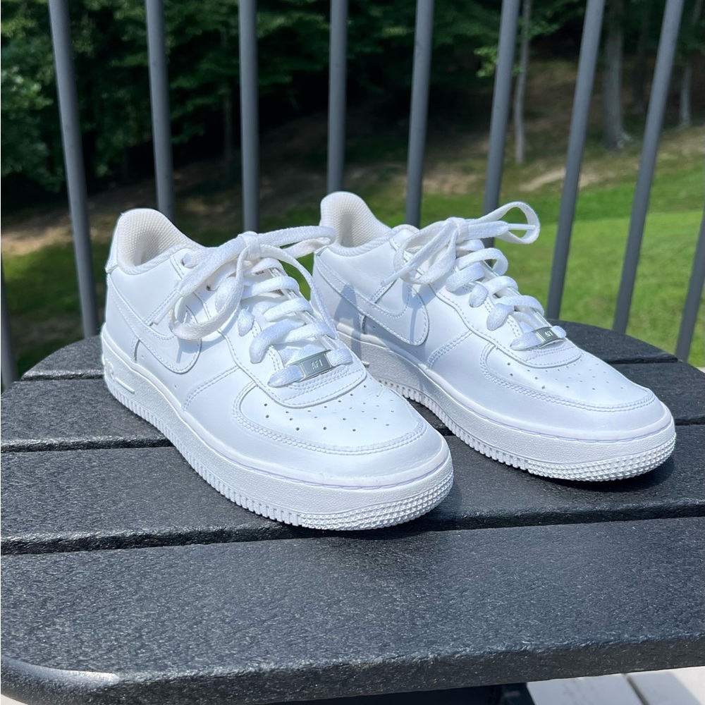 Nike Air Force 1LE White Size 6Y (Big Kid Shoes) 
Low-Top Sneakers